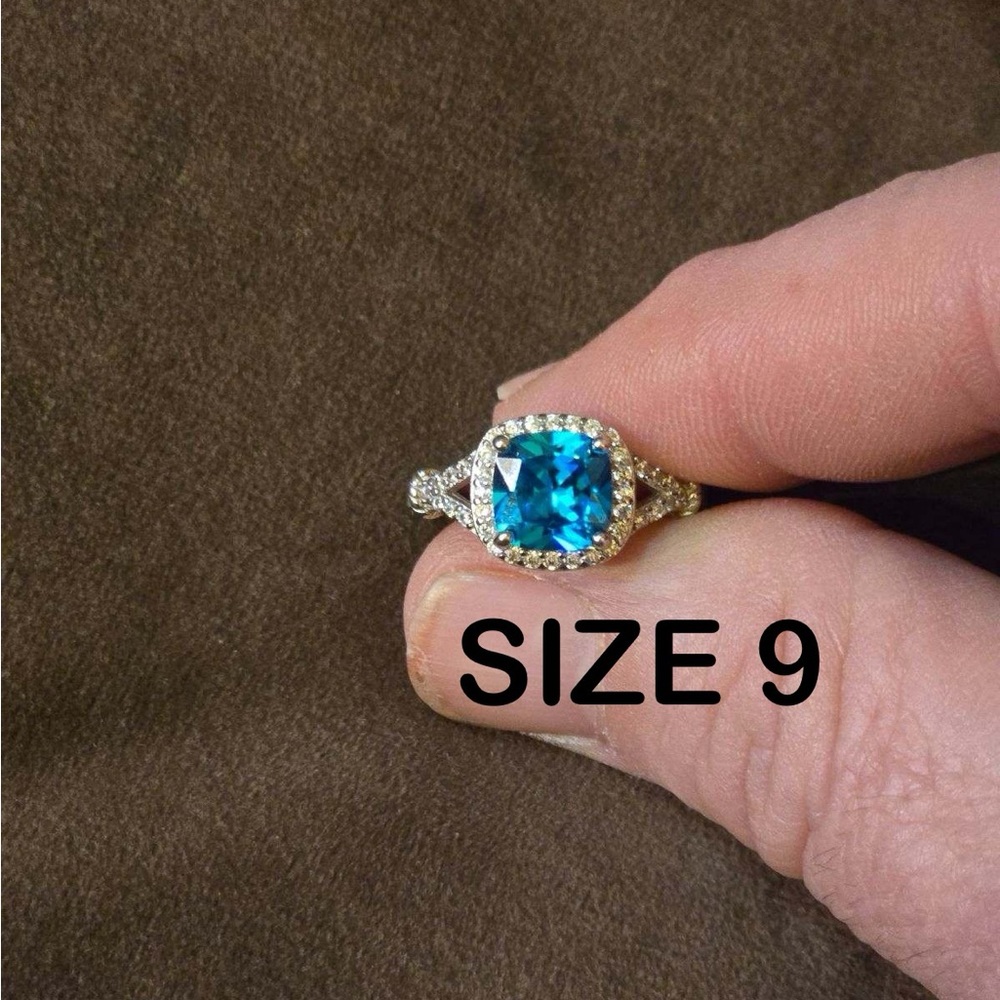 .925 Sterling Silver Ring! I thi it’s a Caribbean Blue Color. It is a size 9.